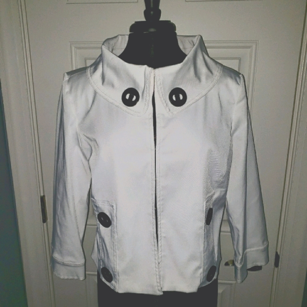 Structured short white jacket 3/4 sleeve